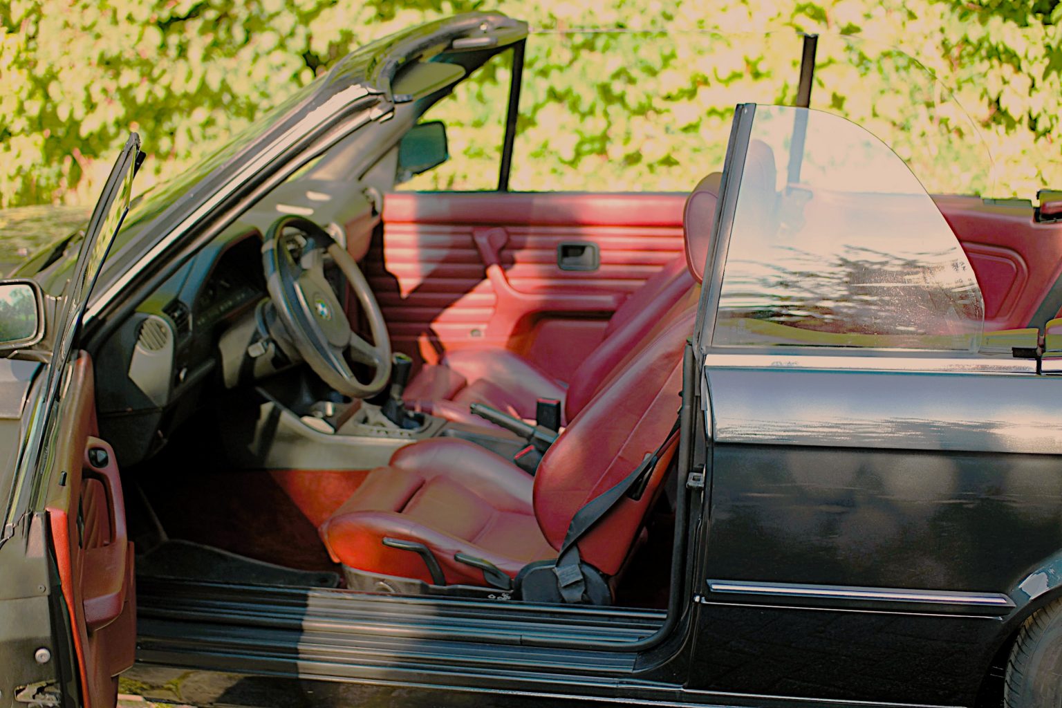 BMW E30 Interieur mit roten Ledersitzen
